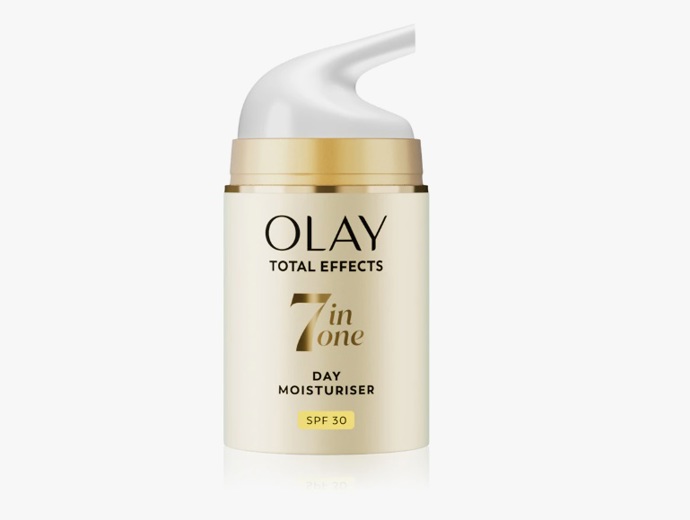 Pigmentové skvrny jako letní strašák pro ženy 50+: SPF krémy jsou základ, pomůže ale prevence a další triky