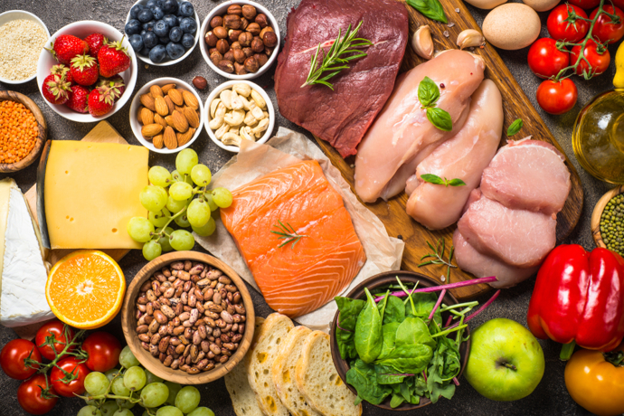 Dostatek bílkovin nemusíte dohánět proteinovými nápoji a speciálními výrobky. Najdete je v mase, rybách, vejcích, mléčných výrobcích, luštěninách, sóje nebo tofu.
