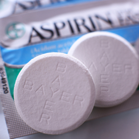 Aspirin patří mezi známé domácí pomocníky, které někteří lidé používají při odstraňování zažloutnutí z bílého prádla. Před použitím je ale vždy vhodné ověřit, zda je metoda vhodná pro konkrétní typ tkaniny. Aspirin patří mezi známé domácí pomocníky, které někteří lidé používají při odstraňování zažloutnutí z bílého prádla. Před použitím je ale vždy vhodné ověřit, zda je metoda vhodná pro konkrétní typ tkaniny.