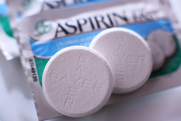 Aspirin patří mezi známé domácí pomocníky, které někteří lidé používají při odstraňování zažloutnutí z bílého prádla. Před použitím je ale vždy vhodné ověřit, zda je metoda vhodná pro konkrétní typ tkaniny. Aspirin patří mezi známé domácí pomocníky, které někteří lidé používají při odstraňování zažloutnutí z bílého prádla. Před použitím je ale vždy vhodné ověřit, zda je metoda vhodná pro konkrétní typ tkaniny.