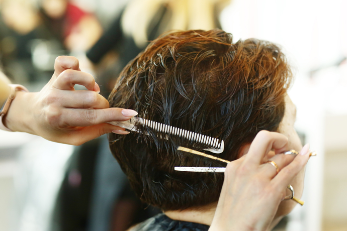 Blond není po padesátce pro každého. Vyzkoušejte místo ní raději tyto trendy odstíny. Jasně vede jiná oblíbená barva