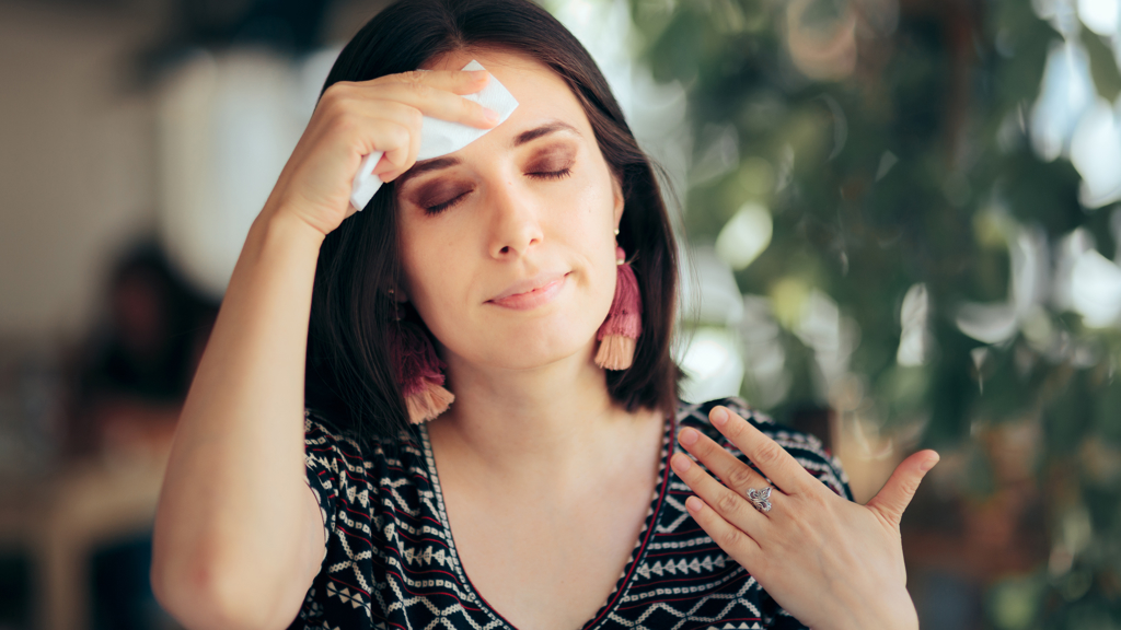 Pocení se v létě nevyhne nikomu. Některé ženy po menopauze však trápí více než kdy dřív. 