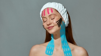 Mračíte se často? Míst botoxu si přes noc nalepte vyhlazující beauty tejpy, pomůžou i na hlubší vrásky