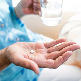 Rozdrcené tablety se rozpustí v teplé vodě a vzniklou lázeň lze použít k namáčení zašlého oblečení. Delší působení může pomoci uvolnit odolnější nečistoty před běžným praním. Rozdrcené tablety se rozpustí v teplé vodě a vzniklou lázeň lze použít k namáčení zašlého oblečení. Delší působení může pomoci uvolnit odolnější nečistoty před běžným praním.