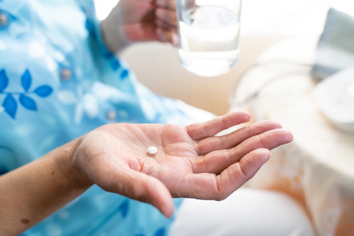 Rozdrcené tablety se rozpustí v teplé vodě a vzniklou lázeň lze použít k namáčení zašlého oblečení. Delší působení může pomoci uvolnit odolnější nečistoty před běžným praním. Rozdrcené tablety se rozpustí v teplé vodě a vzniklou lázeň lze použít k namáčení zašlého oblečení. Delší působení může pomoci uvolnit odolnější nečistoty před běžným praním.