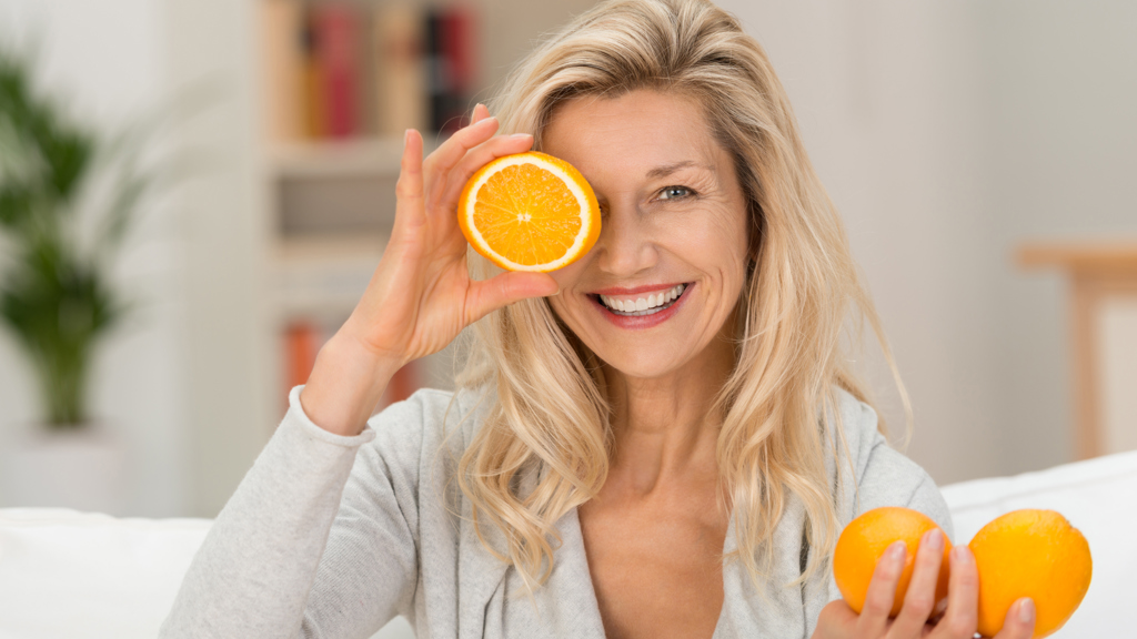 Tajemství ženské vitality po padesátce: Proč nutně potřebujete vitamin C každý den, jak poznat, že ho nemáte dostatek Tajemství ženské vitality po padesátce: Proč nutně potřebujete vitamin C každý den, jak poznat, že ho nemáte dostatek