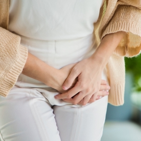 Pokles estrogenu může způsobit vaginální suchost i častější infekce močových cest, které ženám výrazně znepříjemňují každodenní život. O těchto obtížích se sice příliš nemluví, existují však možnosti, jak je účinně řešit. Pokles estrogenu může způsobit vaginální suchost i častější infekce močových cest, které ženám výrazně znepříjemňují každodenní život. O těchto obtížích se sice příliš nemluví, existují však možnosti, jak je účinně řešit.