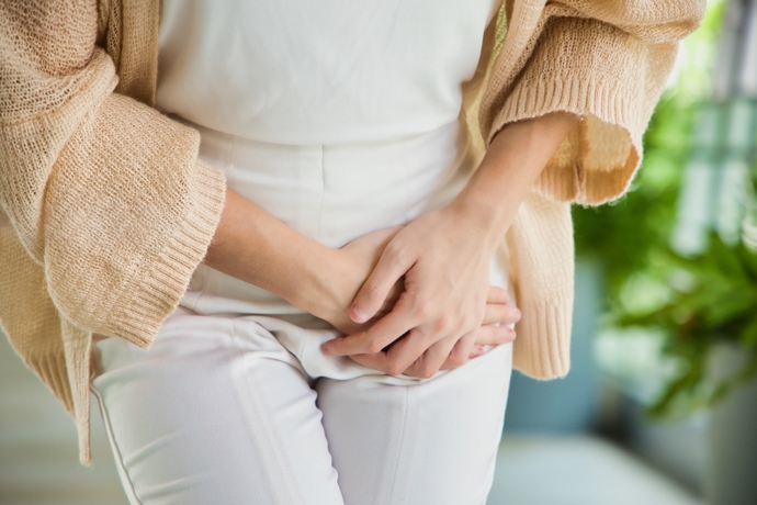 Pokles estrogenu může způsobit vaginální suchost i častější infekce močových cest, které ženám výrazně znepříjemňují každodenní život. O těchto obtížích se sice příliš nemluví, existují však možnosti, jak je účinně řešit.