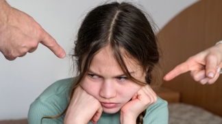 Co když rodiče své dítě opravdu nemilují? Psychoterapeut vysvětluje, proč se to děje a zda vůbec existuje cesta zpět Co když rodiče své dítě opravdu nemilují? Psychoterapeut vysvětluje, proč se to děje a zda vůbec existuje cesta zpět
