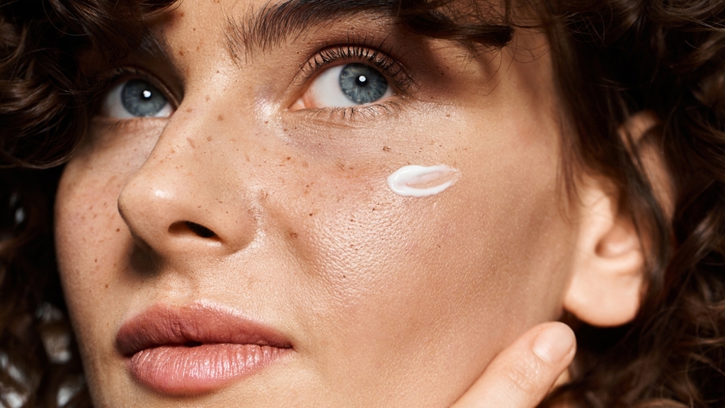 Nový elixír mládí? Ingredience PDRN slibuje pevnější pleť, vyhlazení vrásek i méně viditelné póry Kosmetika s PDRN: Co to je a pro jakou pleť se hodí