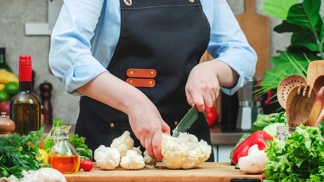 Zapomenutý poklad naší kuchyně: Proč byste měli jíst po padesátce pravidelně květák a jak ho uvařit, aby neztrácel živiny Zapomenutý poklad naší kuchyně: Proč byste měli jíst po padesátce pravidelně květák a jak ho uvařit, aby neztrácel živiny