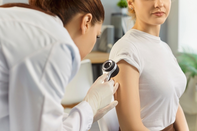 Dlouhodobý pokles estrogenu může ovlivnit nejen hustotu kostí, ale také hladinu cholesterolu a celkové zdraví srdce. Pravidelné preventivní prohlídky, dostatek pohybu a vyvážený jídelníček mohou pomoci tato rizika snížit.