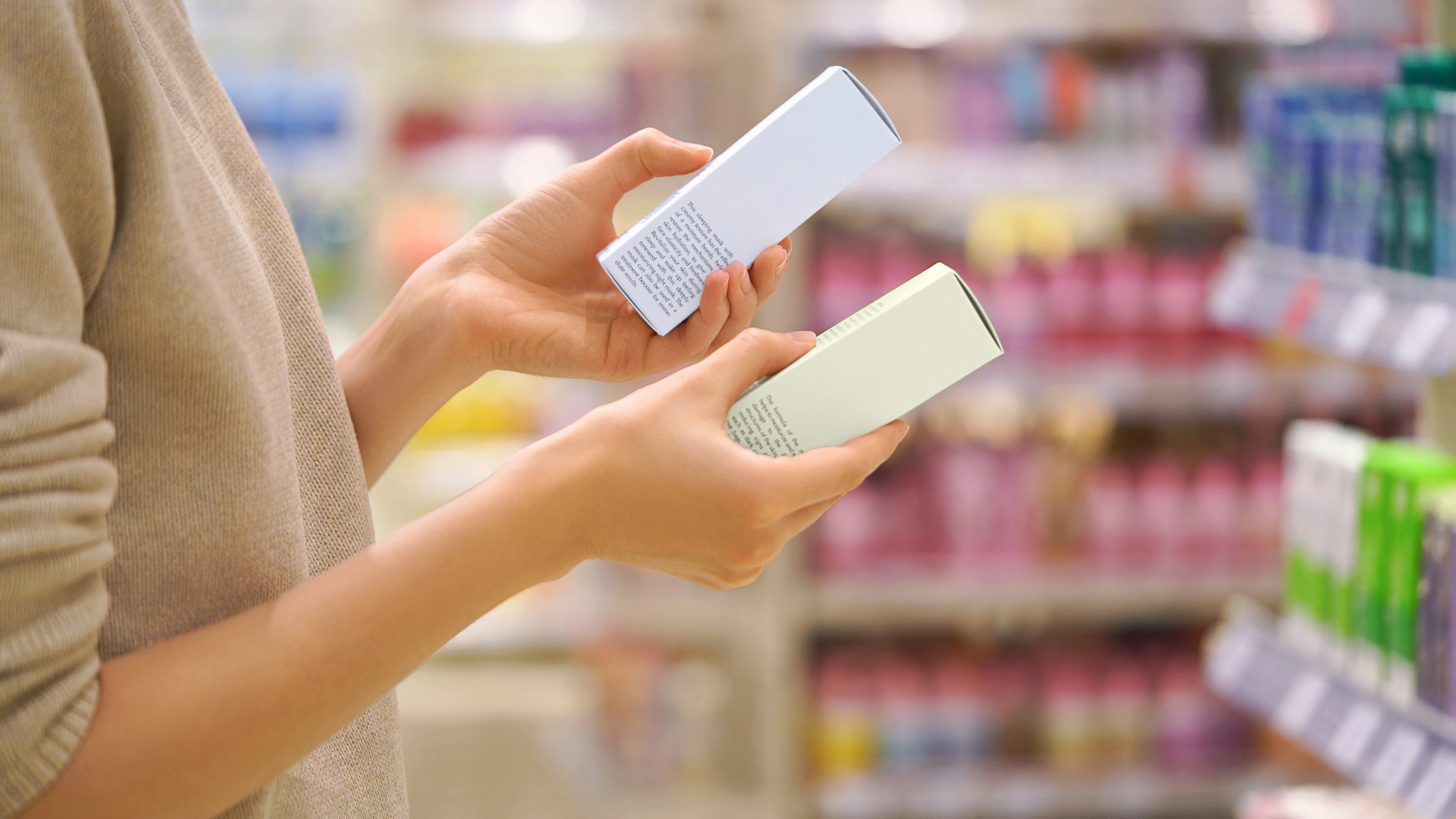 Může krém z drogerie za pár stovek konkurovat luxusnímu séru za tisíce korun? Rozhoduje hlavně jedna věc