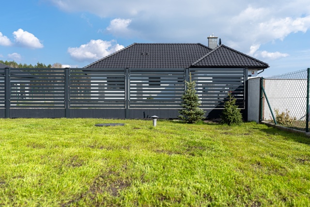 Proč nový trávník u novostavby žloutne a skomírá? Podle trávníkáře Tomáše Šeny není problém v zálivce, ale v tom, co skrývá hlína Proč nový trávník u novostavby žloutne a skomírá? Podle trávníkáře Tomáše Šeny není problém v zálivce, ale v tom, co skrývá hlína