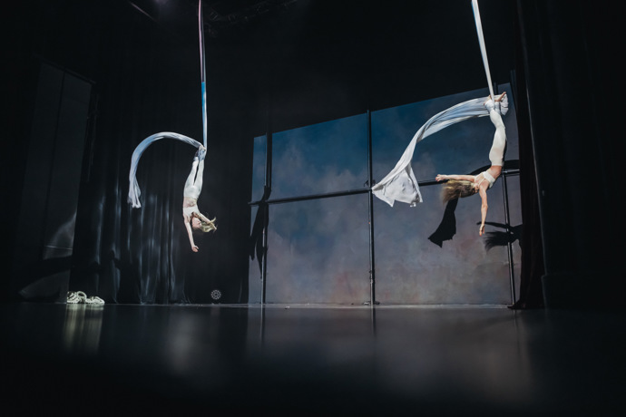 Zajímavou podívanou slibují na Letní Letné Silk & Steel a jejich představení Světla a stíny. Je o příběh ženy - performerky na cestě od pochybností k odvaze, cestu od skrývání k autenticitě.