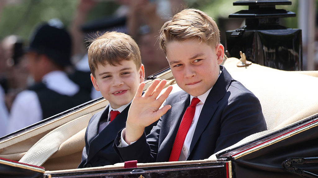 Nová fotografie prince George  ukazuje, že budoucí král má už ve třinácti aristokratický styl. Narozeninové video vás dojme!