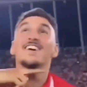 Jeden z hráčů ukazoval gesto podřezávání krků.