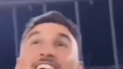 FOTO: Jeden z hráčů ukazoval gesto podřezávání krků.