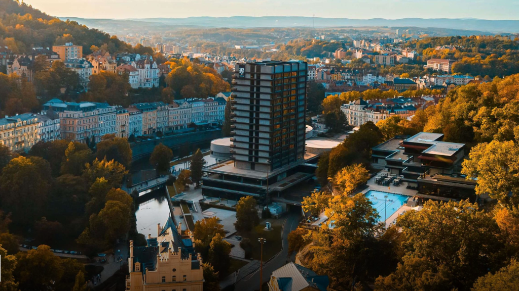 Hotel Thermal: Příběh nejdiskutovanější stavby Karlových Varů. Ikona festivalu, která dodnes budí emoce Příběh slavné stavby, která změnila tvář Karlových Var. Hotel Thermal má za sebou demolice, slávu, úpadek i nový začátek