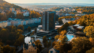 Hotel Thermal: Příběh nejdiskutovanější stavby Karlových Varů. Ikona festivalu, která dodnes budí emoce Hotel Thermal: Příběh nejdiskutovanější stavby Karlových Varů. Ikona festivalu, která dodnes budí emoce