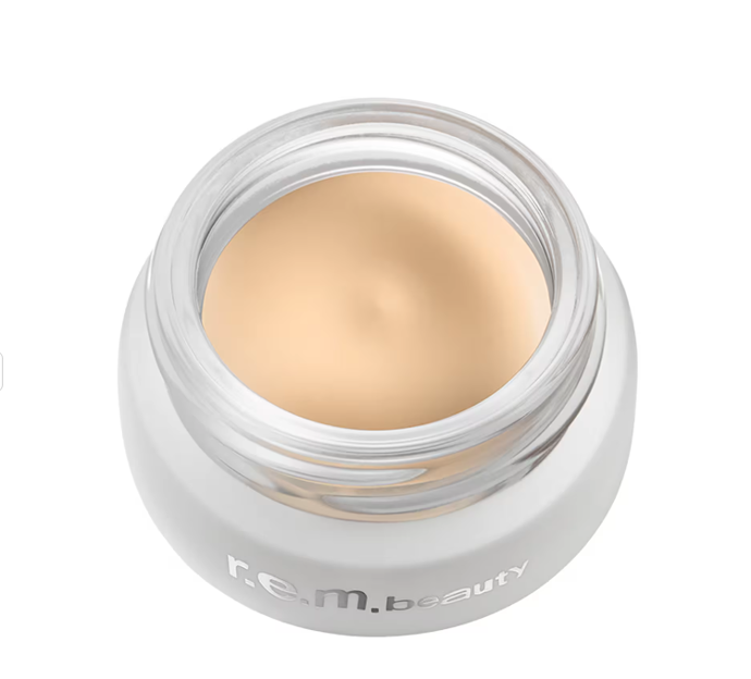 Krémový korektor s matným finišem Sweetener Concealer, REM Beauty, 590 Kč, prodává Sephora