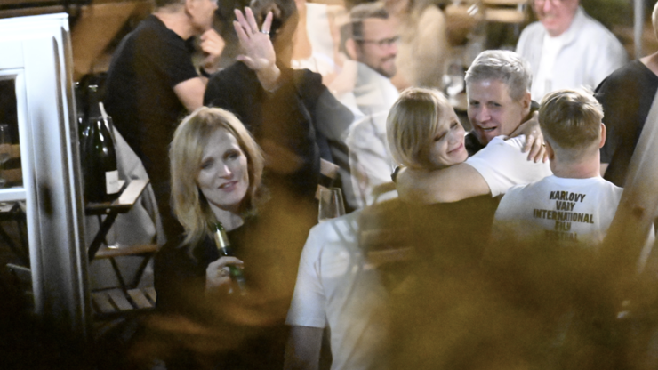 Rozjetá Geislerová na tajné party ve Varech: Alkohol tekl proudem, herečka skončila v náruči tajemného muže