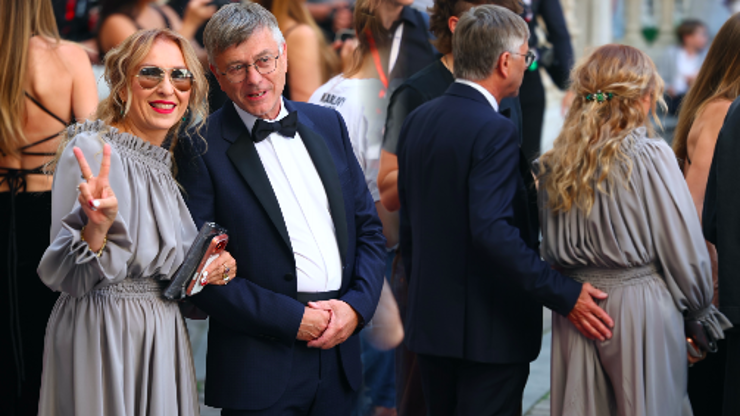Největší překvapení z úvodu festivalu. Žbirková dorazila ruku v ruce s ředitelem ČT, nechyběly intimní doteky