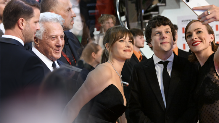 Jesse Eisenberg rozdával úsměvy, Dustin Hoffman klidnil dav. Hollywoodské hvězdy rozzářily Karlovy Vary