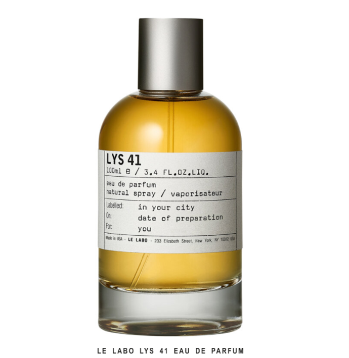 Oblíbila si parfém Lys 41 od Le Labo. Koupíte ho v Ingredients za 5 350 Kč za 50 ml.