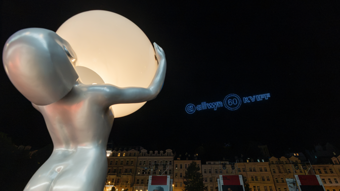 KVIFF rozzáří rekordní dronová show i festivalové hry o ceny. Co dalšího si nenechat ujít v Allwyn zóně?