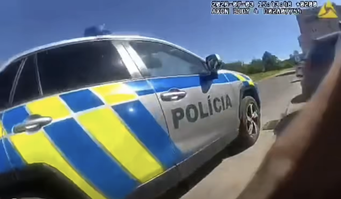 Několikaměsíční dítě zůstalo uvězněné v autě.