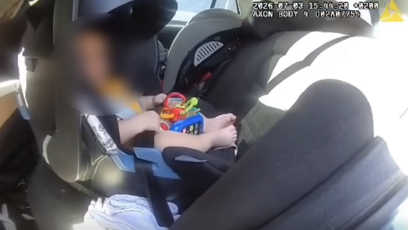 FOTO: Policisté dítě dostali ven.