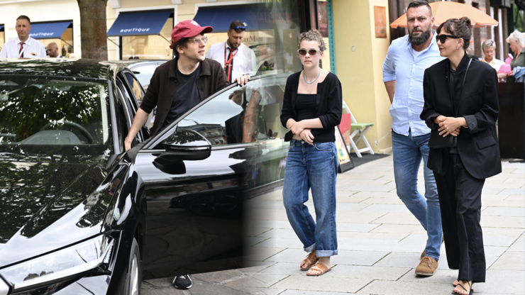 Gyllenhaal obrážela ve Varech butiky a Eisenberg usedl za volant. Hollywood bez manýrů