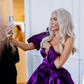 Andrea Verešová si vyzkoušela dlouhou blond paruku. 
