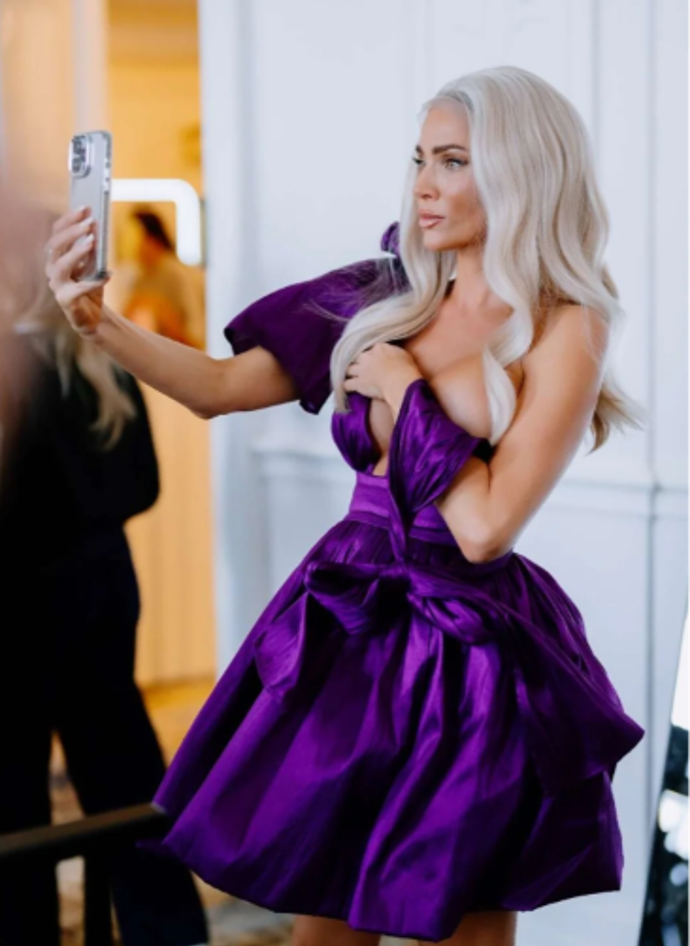Andrea Verešová si vyzkoušela dlouhou blond paruku. 