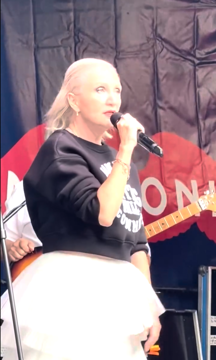 Bára Basiková to na pódiu rozbalila v nepřehlédnutelné bílé tylové sukni.
