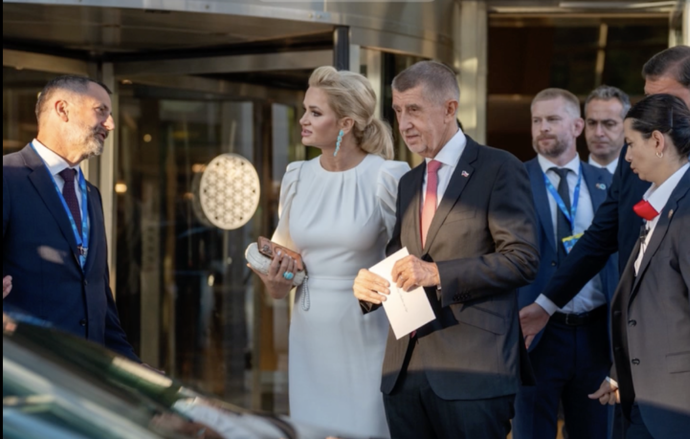 Manželka premiéra vsadila na bílou barvu a udělala skvělý dojem.