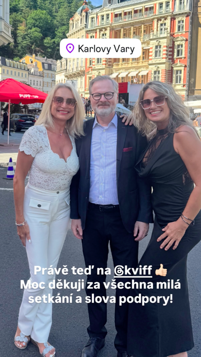 Petr Fiala v obklopení žen.