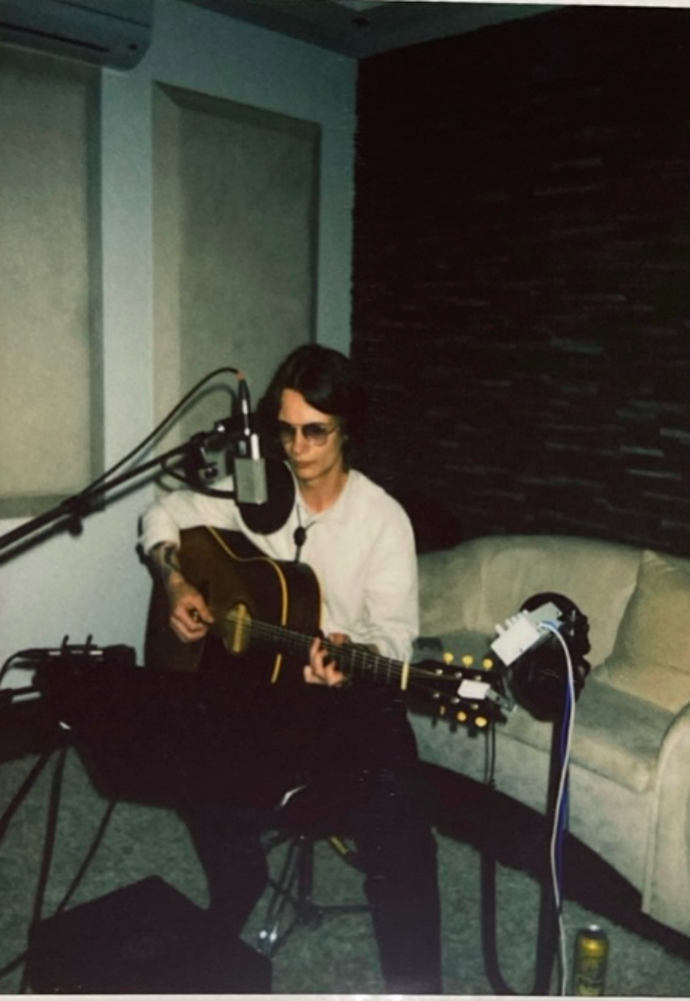 Frontman kapely Stevens s akustickou kytarou.