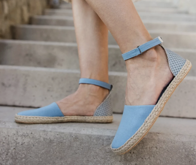 Lehké a vzdušné barefoot espadrilky FESTA jsou ideální na jarní a letní dny, a to díky prodyšnému bavlněnému plátnu a ekologické rafii. 2560 Kč Lehké a vzdušné barefoot espadrilky FESTA jsou ideální na jarní a letní dny, a to díky prodyšnému bavlněnému plátnu a ekologické rafii. 2560 Kč