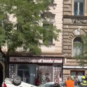 Nabourané auto převrátil na střechu.