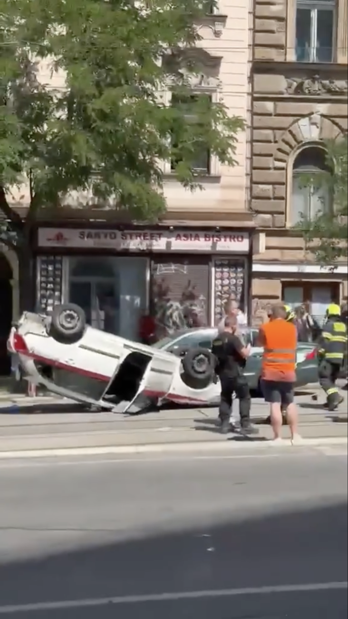 Nabourané auto převrátil na střechu.