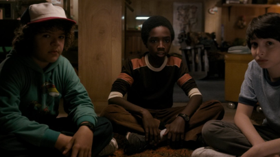 FOTO: Gaten Matarazzo, Caleb McLaughlin a Finn Wolfhard v první řadě seriálu Netflixu.
