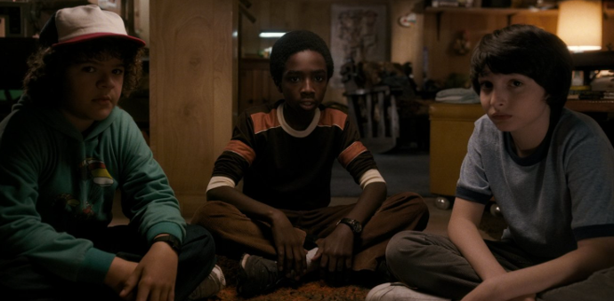 Gaten Matarazzo, Caleb McLaughlin a Finn Wolfhard v první řadě seriálu Netflixu.