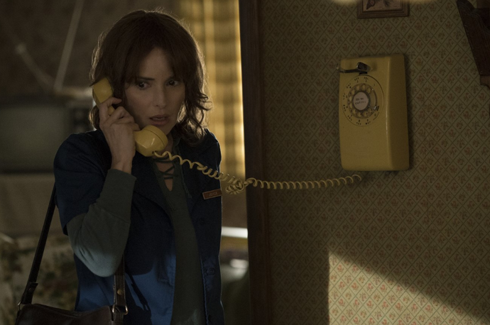 Winona Ryder jako Joyce Byers v první řadě seriálu Netflixu.
