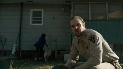 FOTO: David Harbour v první řadě seriálu Netflixu.