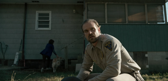 David Harbour v první řadě seriálu Netflixu.