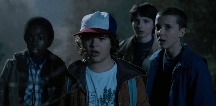 Caleb McLaughlin, Gaten Matarazzo, Finn Wolfhard a Millie Bobby Brown v první řadě seriálu Netflixu.