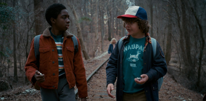 Caleb McLaughlin a Gaten Matarazzo v první řadě seriálu Netflixu.