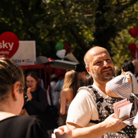 Václav Láska se o děti stará s Barborou půl napůl.
